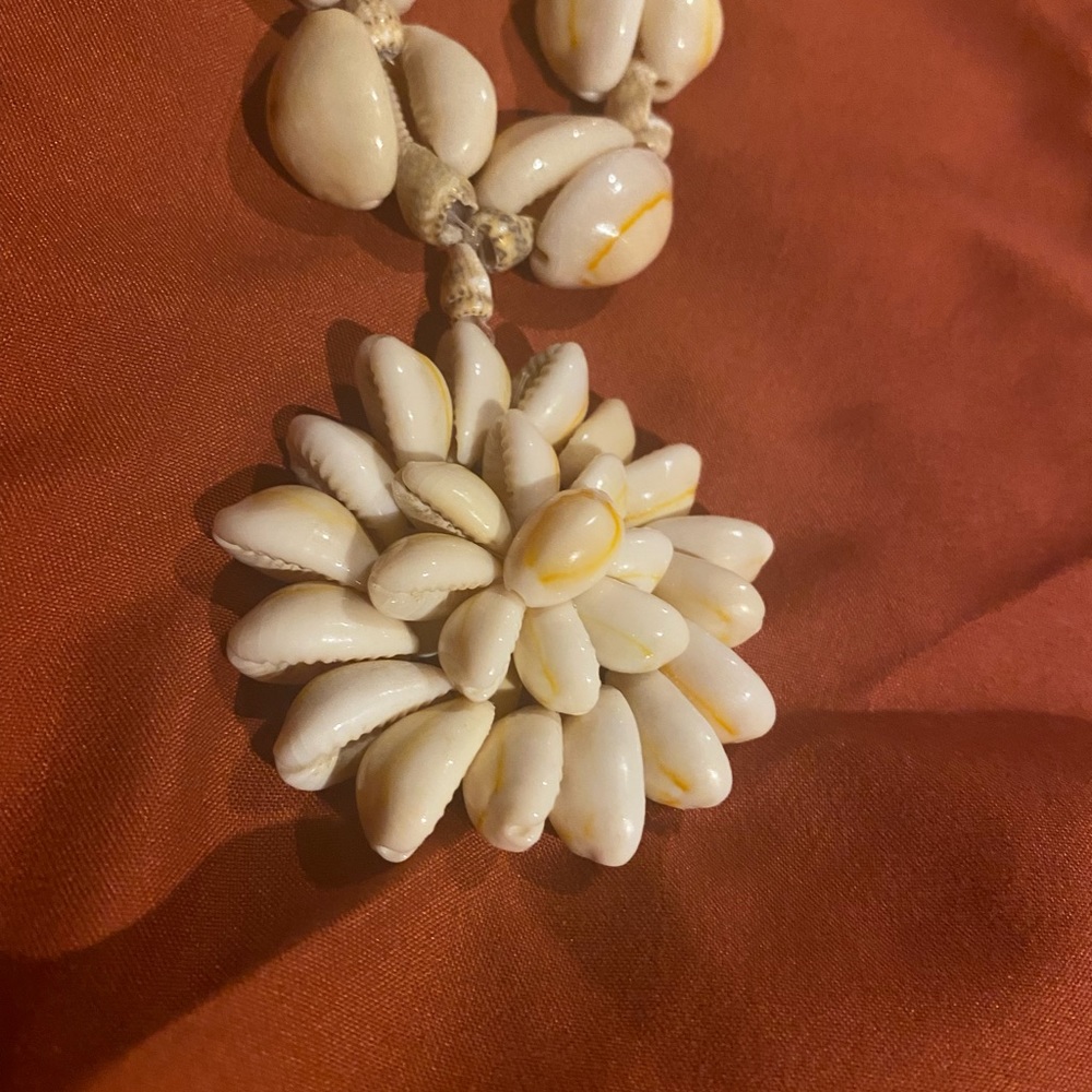 Beautiful Necklace made of shells - Picture 9 of 14